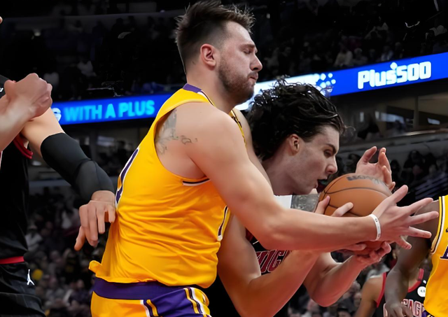 开云官网-艾顿不行了？湖人动刀，三大中锋目标！谁最合适？